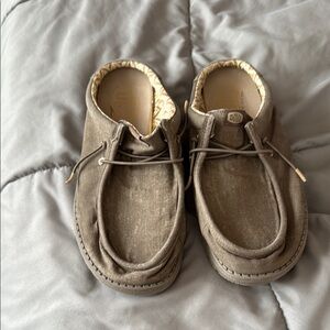 Men’s Brown slip-on Hey Dudes. In EXCELLENT condition!